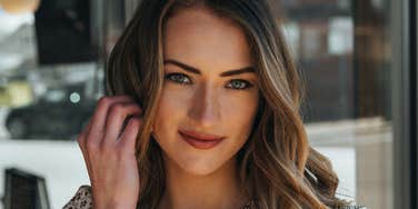 The Art Of Body Language: Simple Habits Of Naturally Attractive Women Attractive woman.