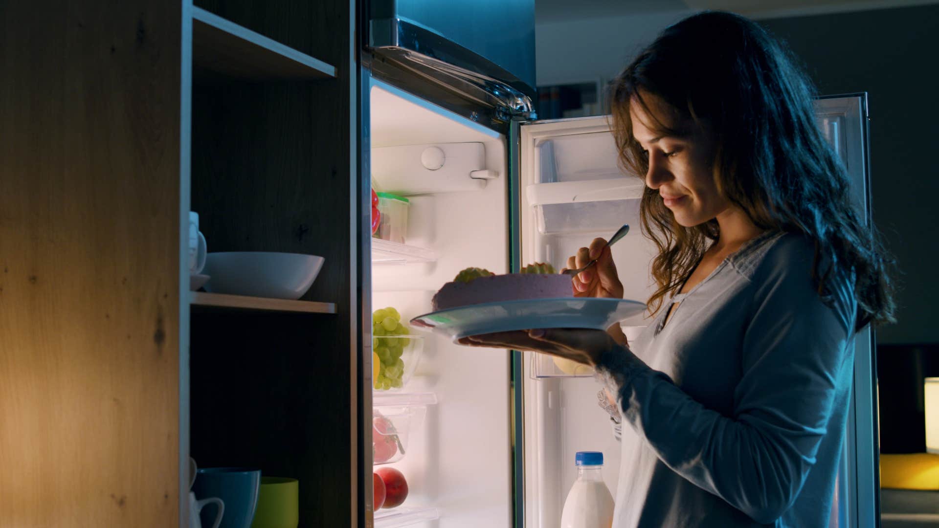 woman eating sugary foods before bed